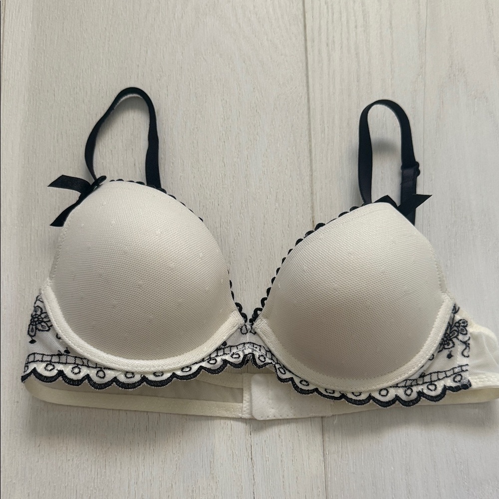 Elegant Black and White Lace Bra 32A